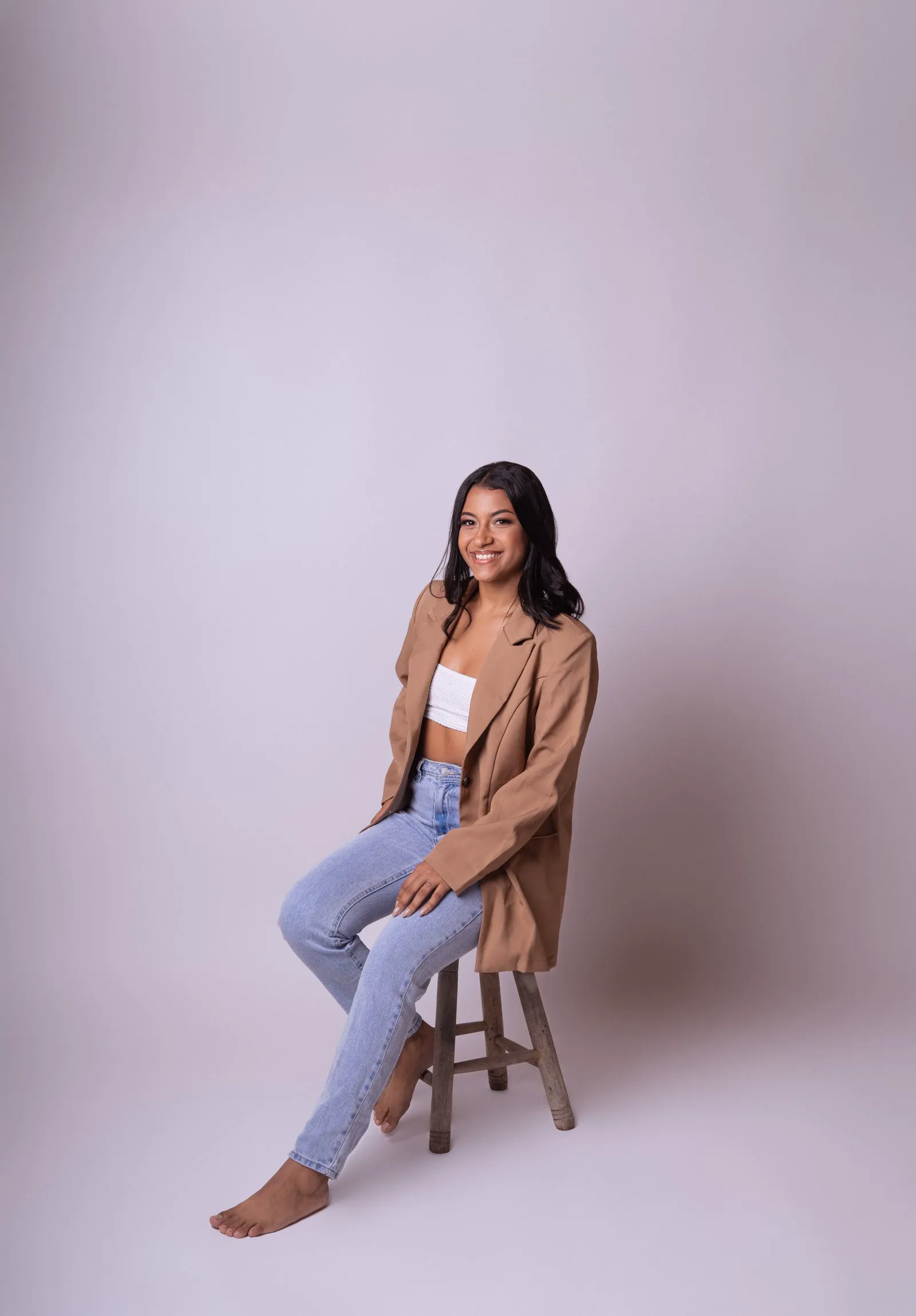 Retrato de branding com blazer bege em estúdio