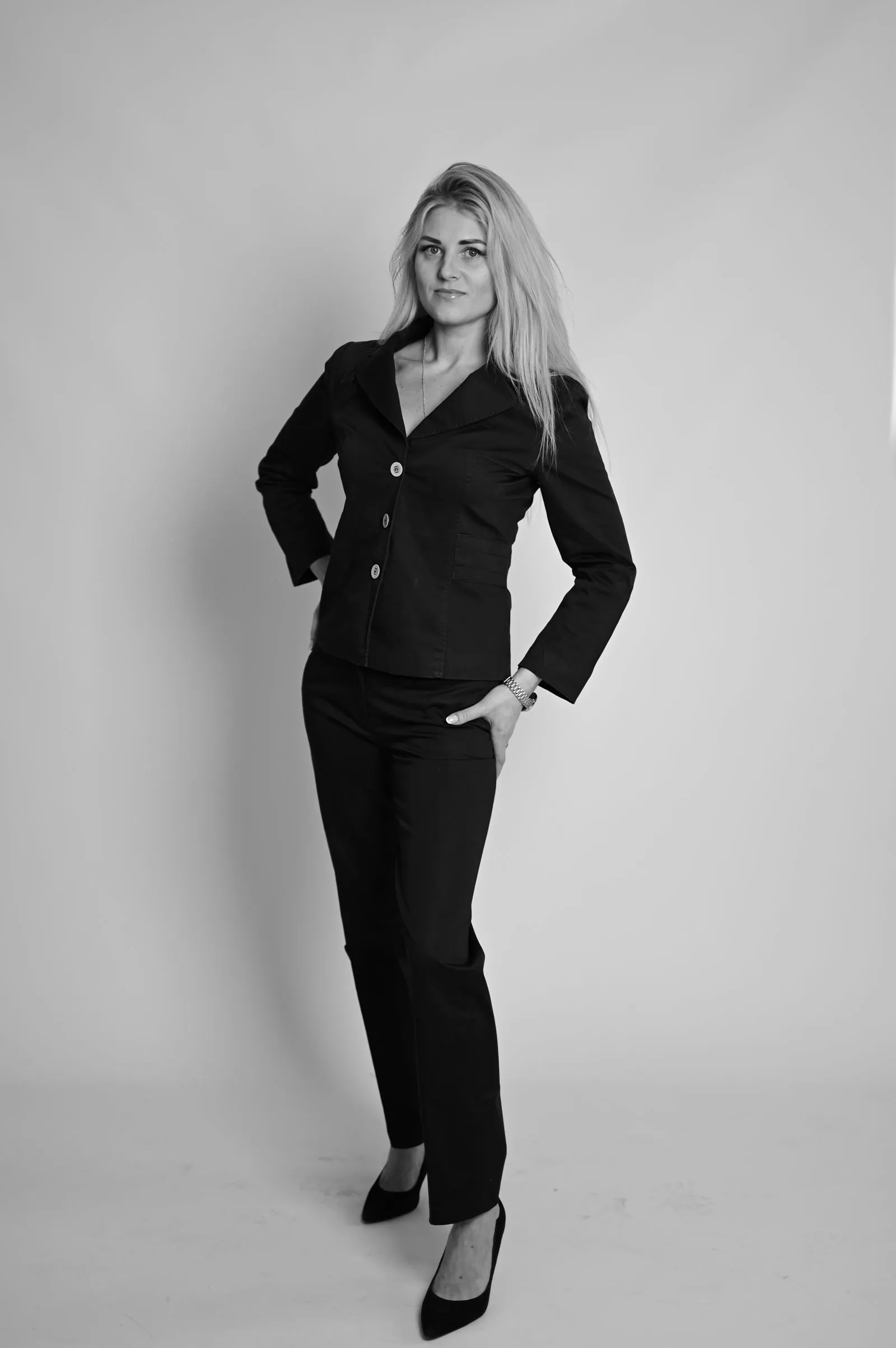 Retrato corporativo feminino em preto e branco