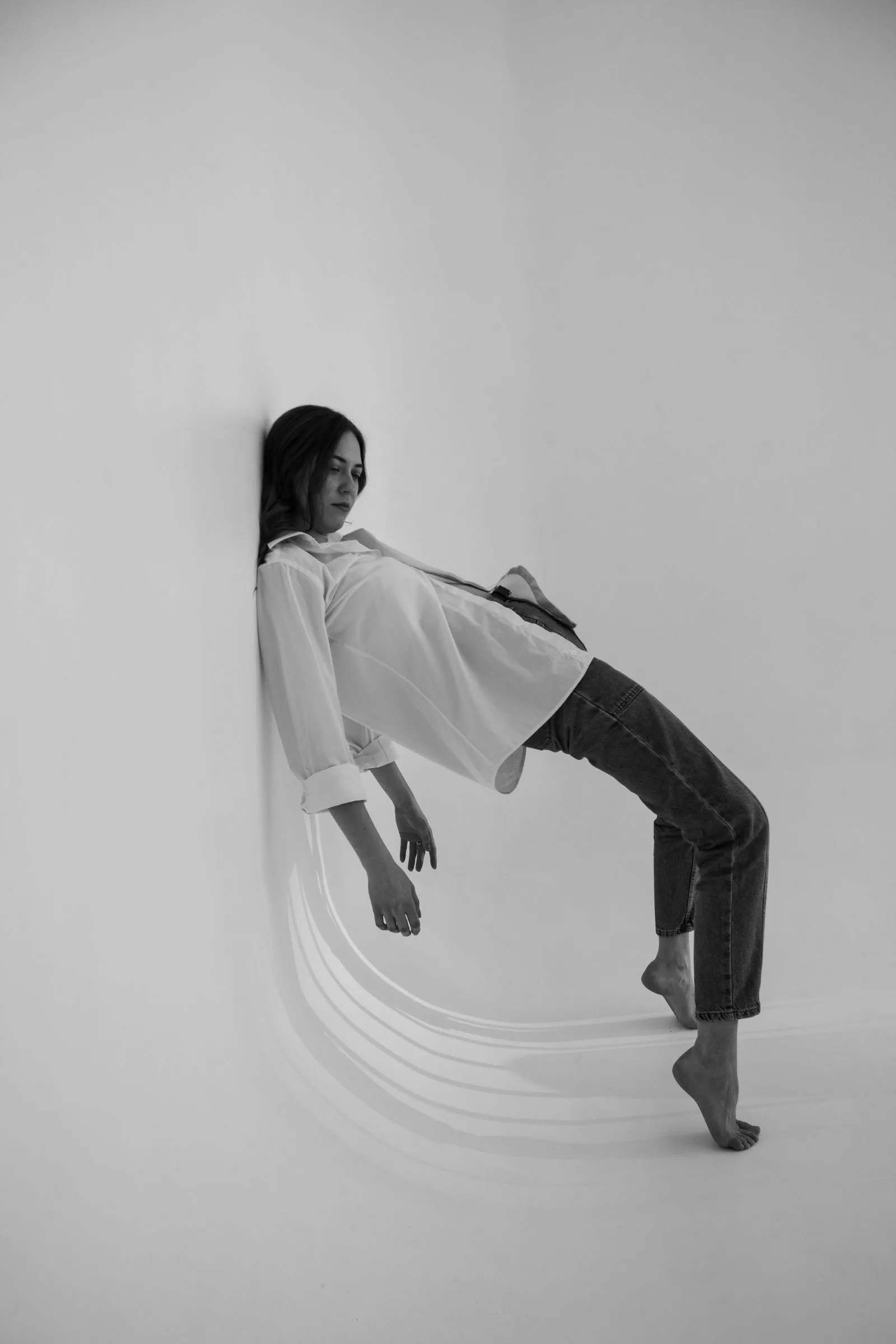 Retrato editorial em preto e branco em estúdio claro